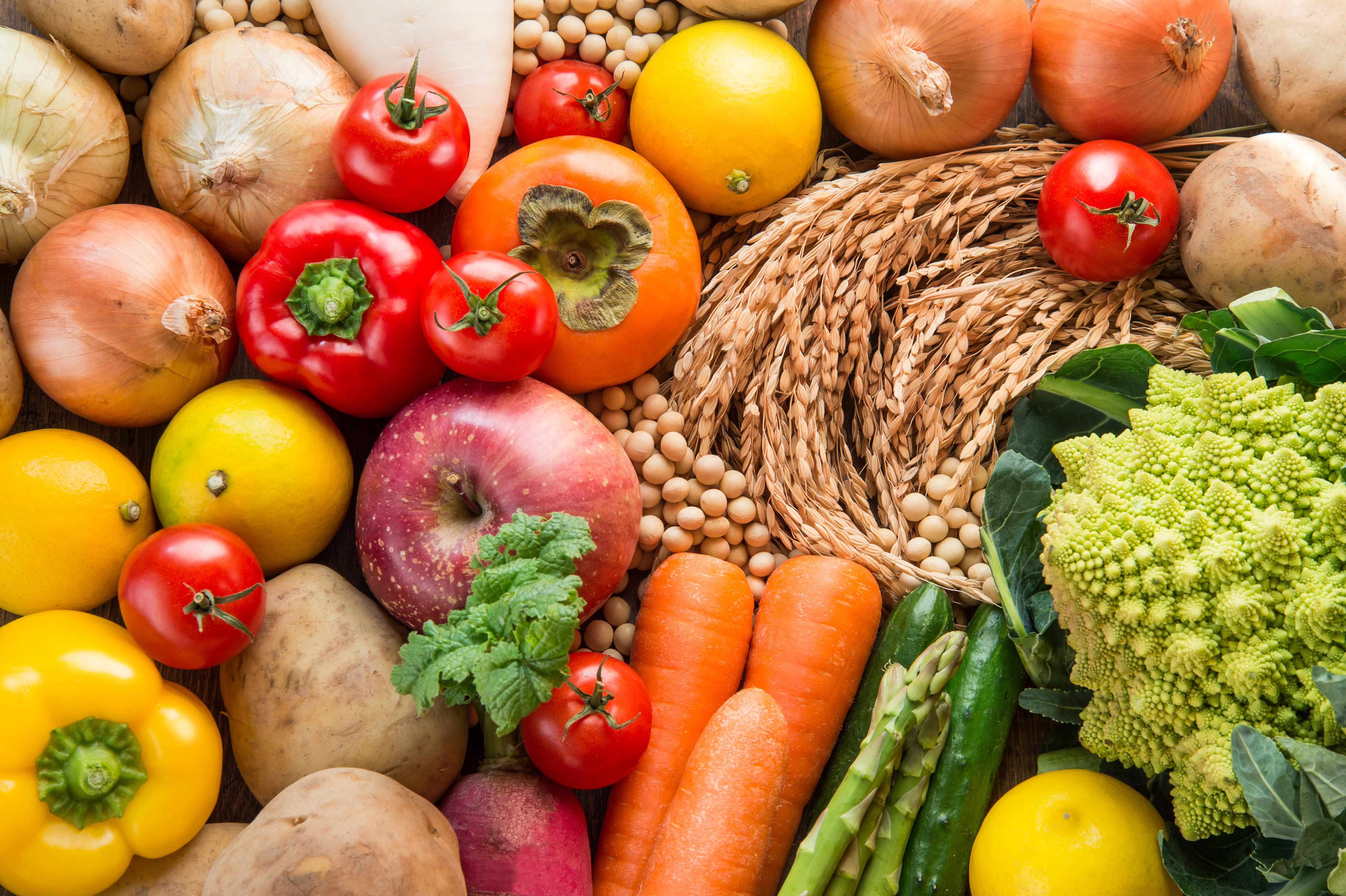 Lebensmittel (Obst, Gemüse, Getreide) zusammengestellt auf einer Fläche