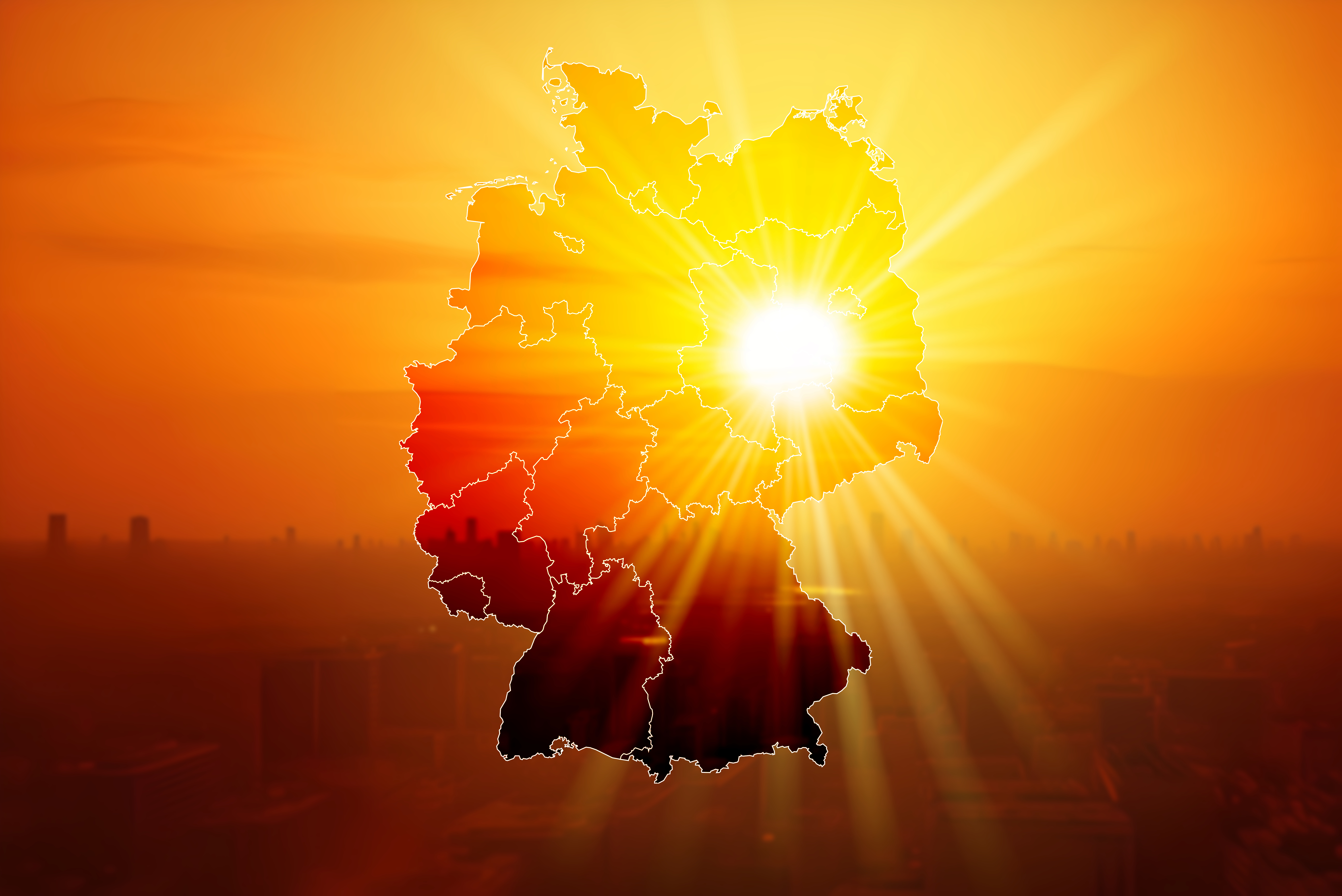 Grafik: Deutschlandkarte vor orange-gelbem Hintergrund mit Stadt und strahlender Sonne im Osten.