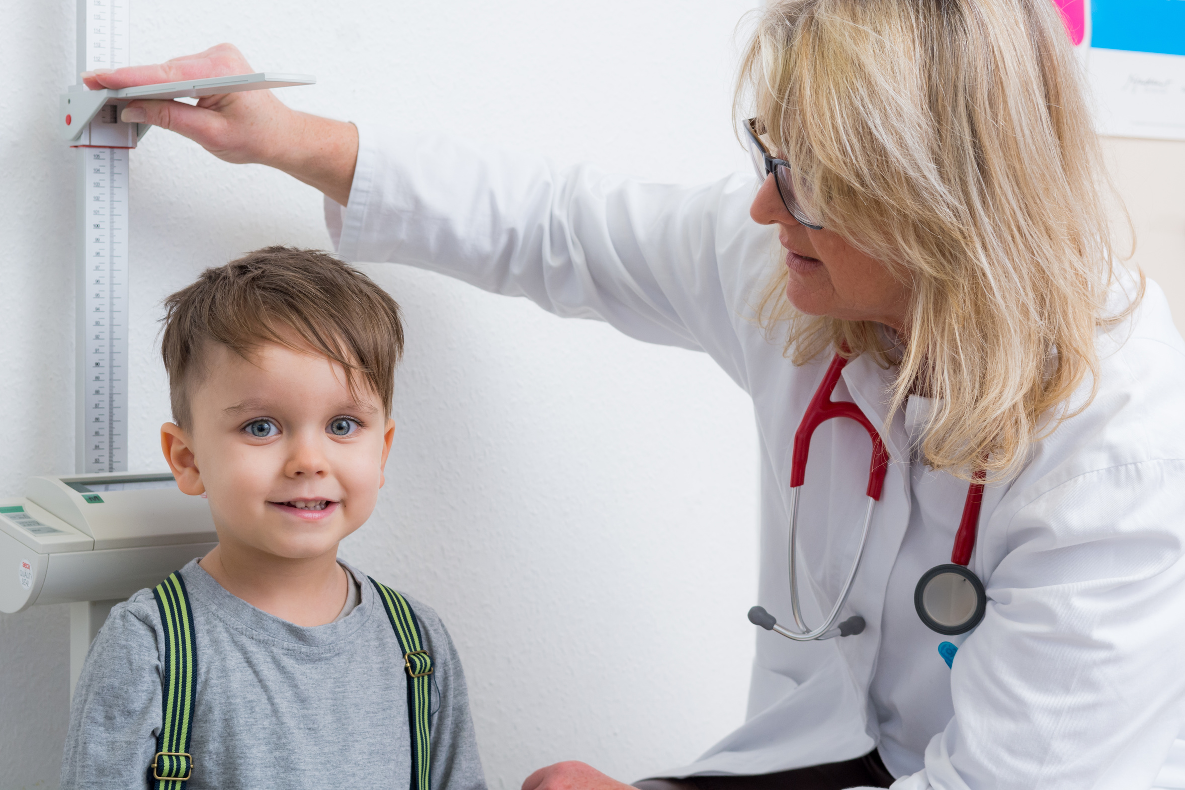 Kind wird von Ärztin vermessen