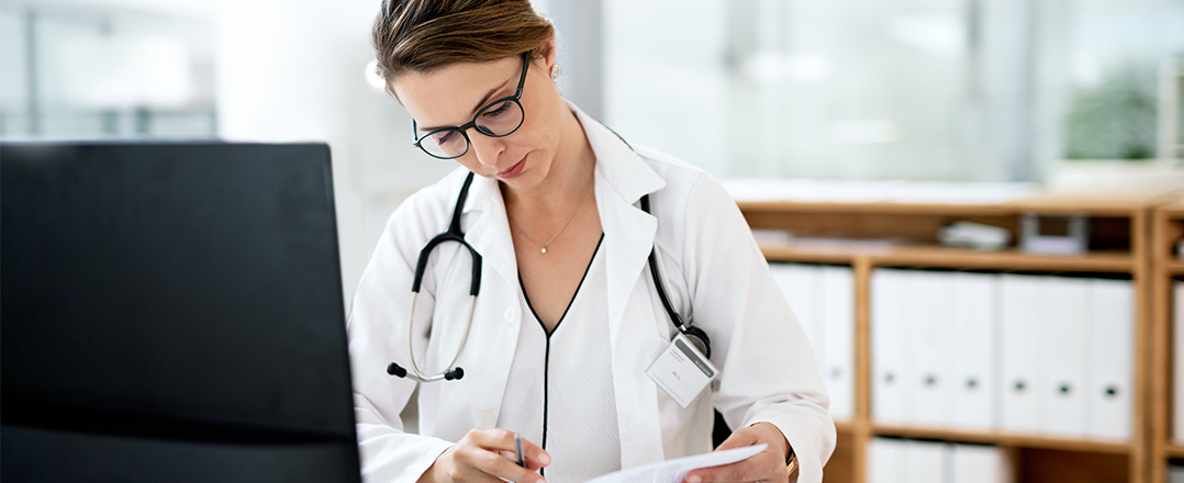 Bild: Dekoratives Bild; zur Seite: Stellenausschreibung.