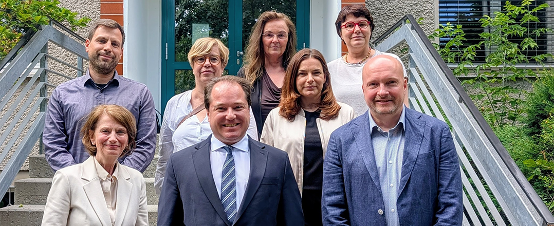Bild: Gruppenbild auf einer Treppe vor einem Gebäudeeingang: Drei Männer und fünf Frauen lächeln in die Kamera; zur Meldung: LAVG und Medizinische Universität Lausitz – Carl Thiem planen Partnerschaft auf Augenhöhe.