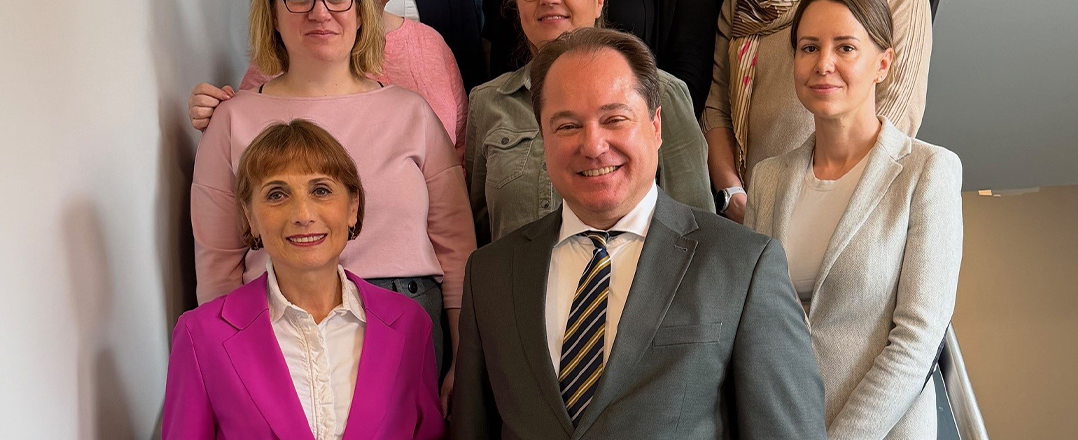 Bild: Gruppenbild im Treppenhaus; zur Meldung: Abschied von Frau Dr. Eva Erler.