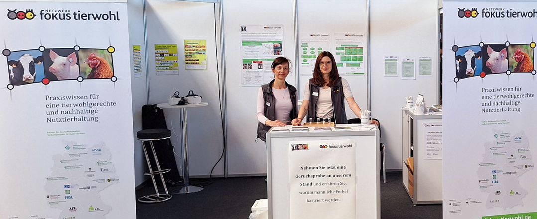 Bild: Zwei Frauen an einem Messestand; zum Termin: Brandenburgische Landwirtschaftsausstellung.