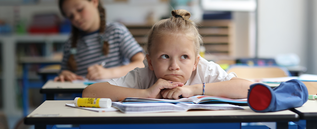 Bild: Dekatives Bild; zur Seite: Sprach- und Sprechstörungen bei Einschulkindern in Brandenburg.