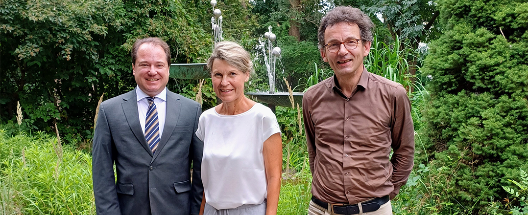Bild: Vor einem Brunnen im Freien: Zwei Männer und eine Frau lächeln in die Kamera; zur Meldung: LAVG und LELF führen Gespräch über künftige Zusammenarbeit im gesundheitlichen Verbraucherschutz.