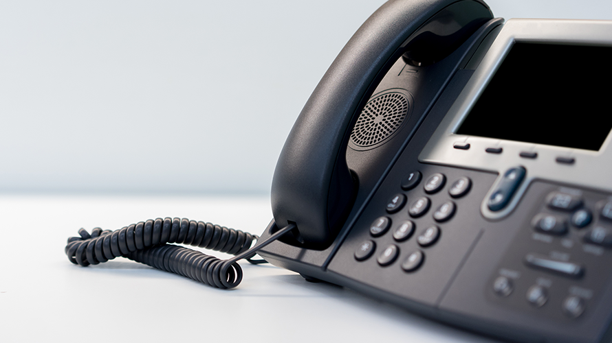 Dekoratives Bild; zur Seite: Arbeitsschutztelefon.